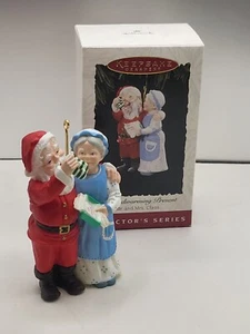 1994 Hallmark Keepsake Ornament "A Hand Warming Present" Mr and Mrs Claus - Picture 1 of 5