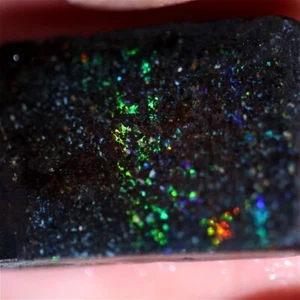 10,30 cts heller Feenopal grob aus Queensland - einmal behandelt. Sehr bunt - Bild 1 von 3