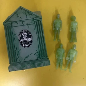 Funko Super7: Universal Monsters - (Green) Glow Crypt Set Reaction Figures 🐶 - Picture 1 of 5