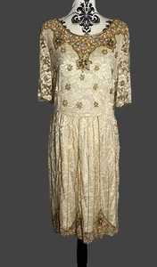 Kleid Gehrock und Rüschen Perlen Gold rückenfrei besondere Anlässe Größe 18 neu mit Etikett  - Bild 1 von 10