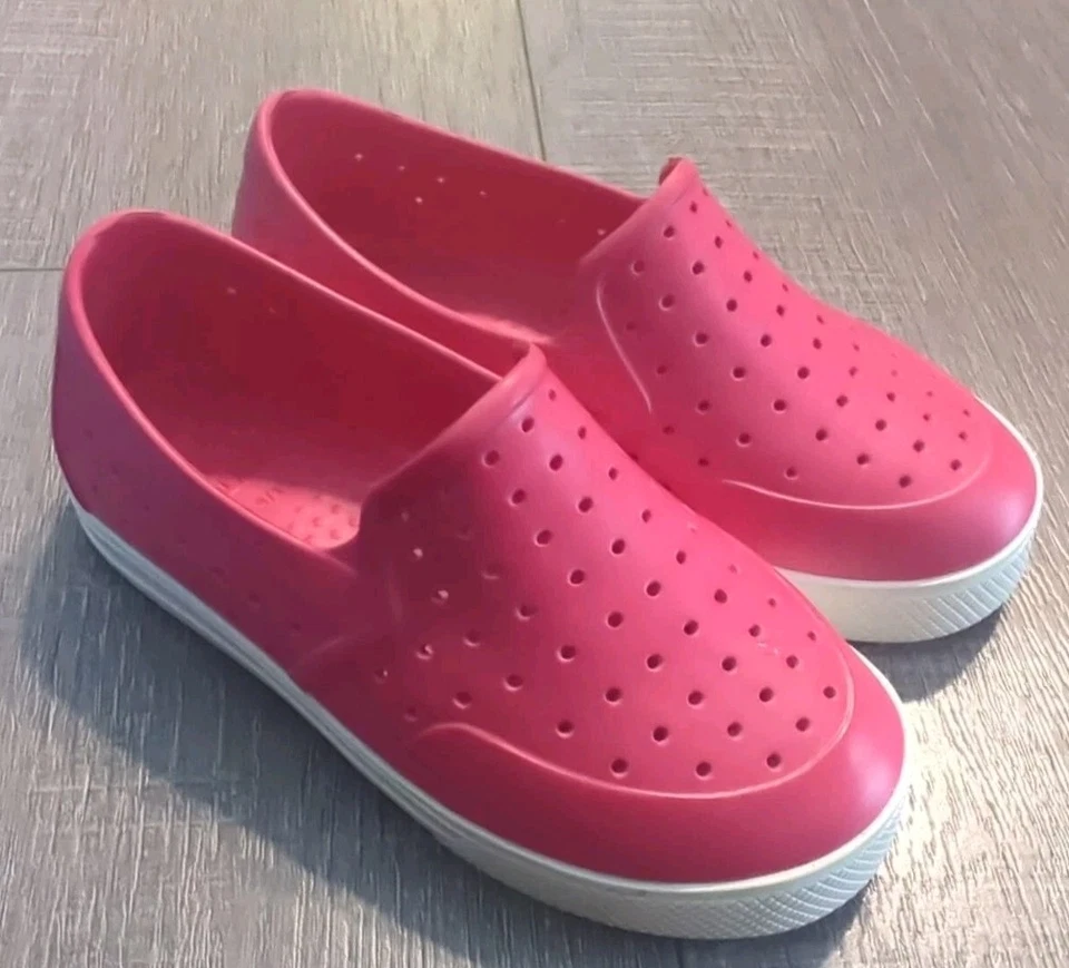 Zapatos impermeables rosa sin cordones Baby Gap talla 9/10 para niñas Foto 1 de 4