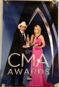 51° CMA AWARDS POSTER PROMO 2017 ABC TV Carrie Underwood Brad Paisley 27x40 - Foto 1 di 7
