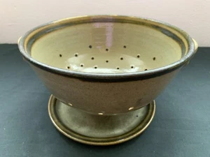 Audrey Stockwin colandar and under plate, stoneware, excellent condition - Picture 1 of 13