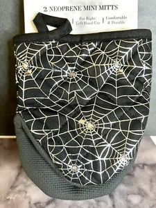 2 GUANTONI DA FORNO IN NEOPRENE MINI RAGNATELE ARGENTO METALLIZZATO HALLOWEEN RAGNATELE NERE - Foto 1 di 5