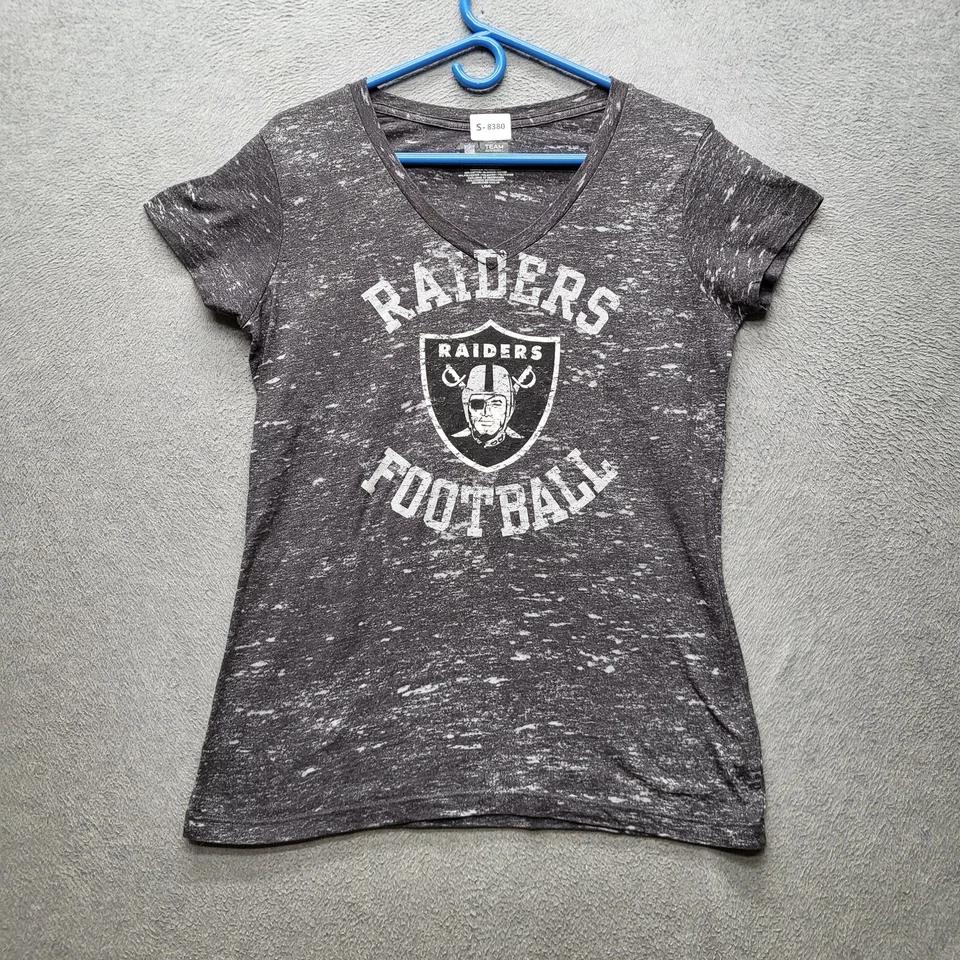 Camisa para mujer Oakland Raiders PEQUEÑA negra envejecida logotipo gráfico de la NFL Foto 1 de 4