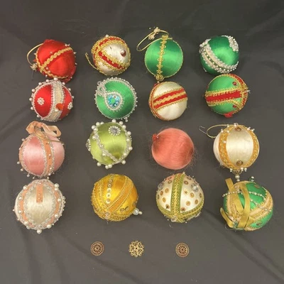Juego De Colección De 16 Adornos De Navidad De Terciopelo Satinado Con Cuentas Lentejuelas Push Pin Ornamentado Foto 1 de 4