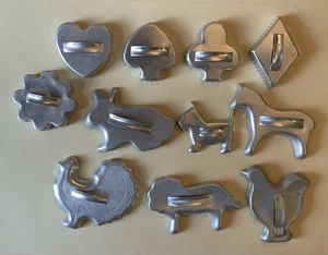 9 TUTE PER CARTE VINTAGE + TAGLIABISCOTTI ANIMALI LATTA ALLUMINIO METALLO (Lotto D) - Foto 1 di 4