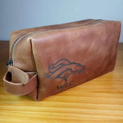 Bolso utilitario de cuero genuino Denver Broncos bolso sin asas con cremallera estuche para lápices de mano WLC Foto 1 de 4