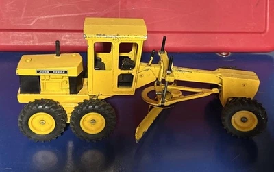 Vintage ERTL 504 John Deere Pressed Steel Road Grader 1:16 Scale - Image 1 of 4