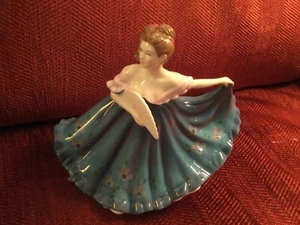 ROYAL DOULTON FIGURINE PRETTY LADIES HN 5273 ELAINE BONE CHINA 7" - Picture 1 of 6