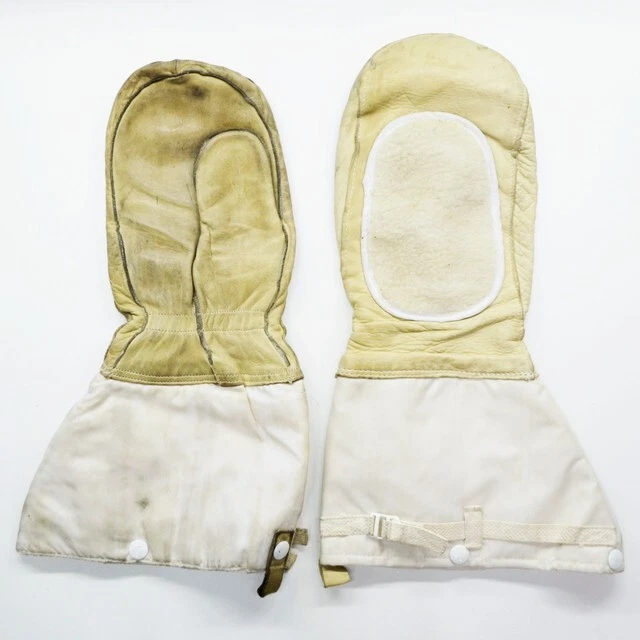 Canadian Armed Forces Extreme Cold Mittens Shell - Image 1 of 1