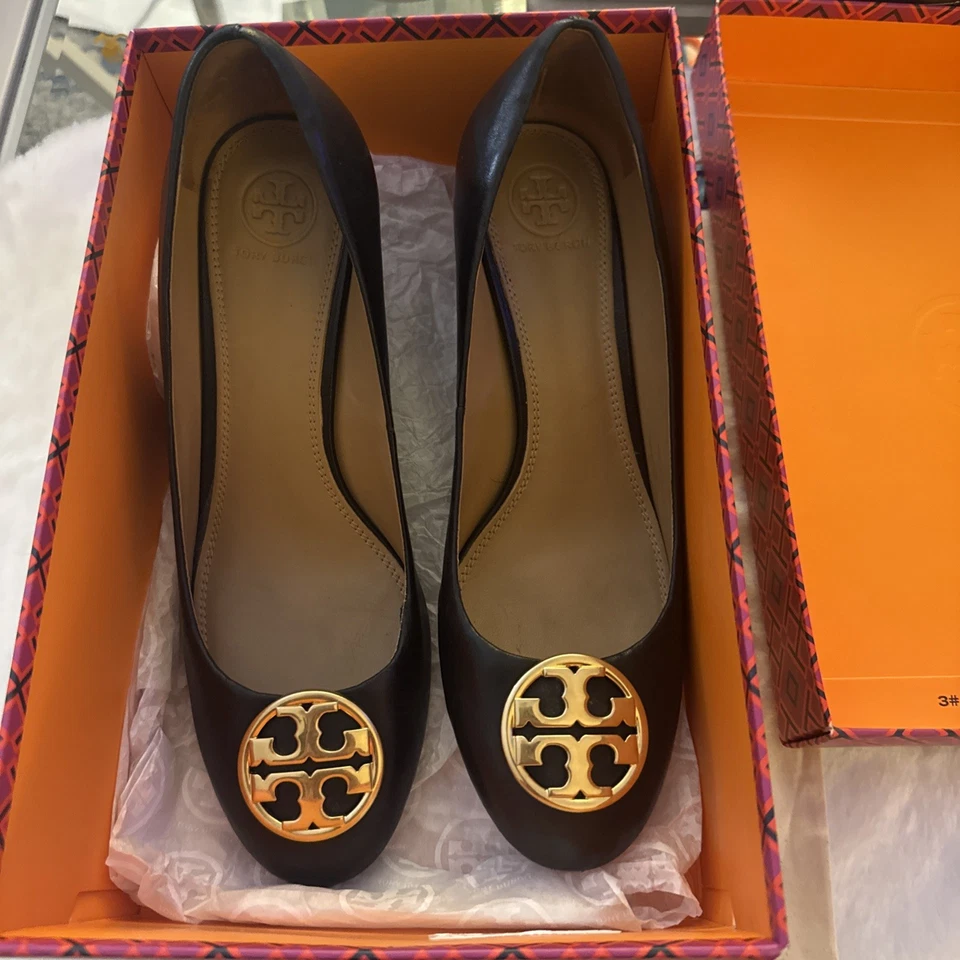 Zapatos de salón Chelsea de cuña de cuero negro Tory Burch con logotipo de medallón dorado talla 9 Foto 1 de 4