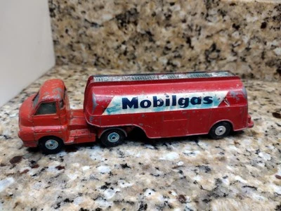 Unidad de tractor Corgi Major Toys Big Bedford Mobilgas camión cisterna rojo juguete de colección. Foto 1 de 4