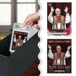 PREVENDITA Topps Now Papa Leone XIV 1° Carta BASE Papa Americano *Regalo Nuovo - Foto 1 di 12