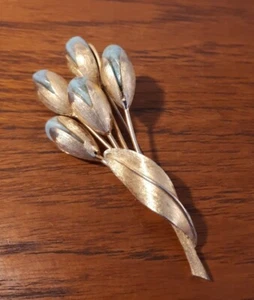 VINTAGE GOLDTONE AND BLUE STONE FLOWER BROOCH  - Picture 1 of 7