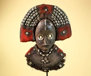 Máscara Dan Cowrie Shell Rojo Textil Tribal Africano Madera Tallada Costa de Marfil-G5989 - Imagen 1 de 24