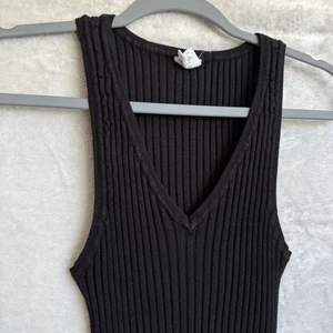 Essentials Full Tilt Women Ribbed Top Sleeveless Deep V-Neck Top Sz Small Staple - Picture 1 of 5