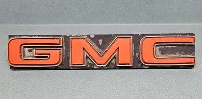 GMC C/K Jimmy Suburban Grille emblema vintage 1975 1976 usado. 343914, 1-52160 Foto 1 de 4