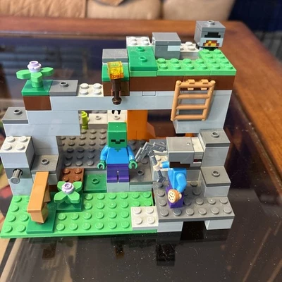 LEGO Minecraft The Zombie Cave Set 21141 (Retirado) completo con instrucciones Foto 1 de 3