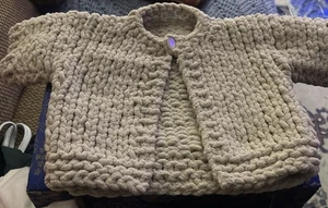 Vintage Handarbeit Baby Häkel Jacke klein 3-6 Monate grau - Bild 1 von 5