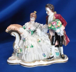 ELEGANTE PAREJA DE CORTEJO MZ ALEMANIA DRESDE SIGLO EN SOFÁ - Imagen 1 de 9