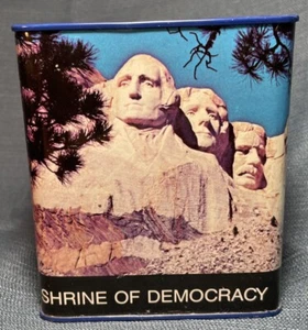 Vintage Schrein der Demokratie Badlands South Dakota Blech Litho Bank Mount Rushmore - Bild 1 von 7