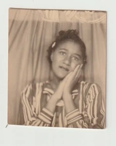 VINTAGE PHOTO BOOTH -  PRETTY AFRICAN-AMERICAN WOMAN, FOLDED HANDS - Picture 1 of 1