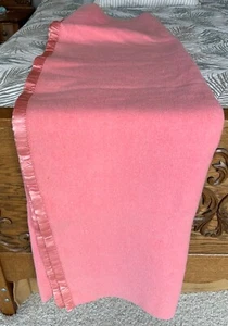 Vintage Wolldecke Rosa Satin Rand 64" x 72" Landhaus Ideal zum Gebrauch oder Basteln - Bild 1 von 4