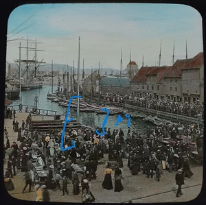 CRACKED Photograph BERGEN FISH MARKET NORWAY C1920 ANTIQUE Magic Lantern Slide - Picture 1 of 5