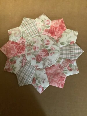 Handmade Quilted 10” Shabby Chic Pink Roses Sage Table Topper, Candle Mat, NEW Foto 1 de 3