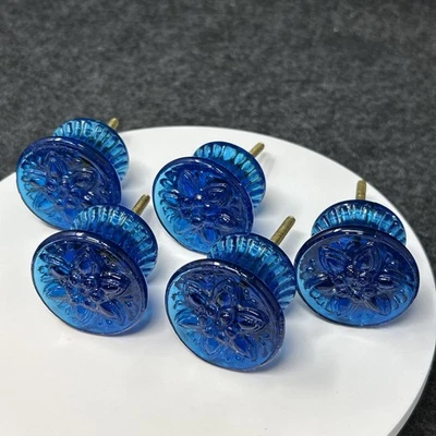 Paquete de 5 perillas de gabinete de herrajes de latón con patrón floral tiradores de cajón de vidrio azul Foto 1 de 4