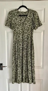 Dunkelgrünes Kleid mit cremefarbenen Blumen von F&F, Größe 8 - Bild 1 von 3