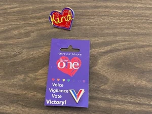 2 Stück Penzey's KIND Emaille bunte Herz Anstecknadel & Emaille Sieg "V" - Bild 1 von 5