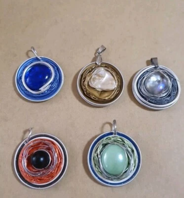  Schmuck Set : 5 Nespresso Anhänger , Blau Grün Grau Rosa Orange  - Bild 1 von 4