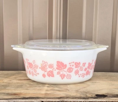 1 Pyrex Pink Gooseberry # 472. 1½Pt. Covered Casserole. 6¼"W x 2½"D & 3"H w Lid - Image 1 of 4