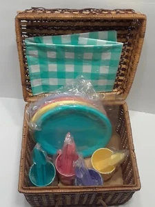 VINTAGE WICKER PICNIC BASKET! Set For 4 People! Plates cups table cloth utensils - Picture 1 of 12