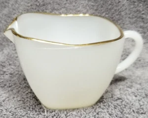 Vintage quadratisches Milchglas Milchkännchen mit Goldrand - Bild 1 von 5