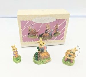 HALLMARK Ricordi di Pasqua 1996 Ornamenti BUMPER CROP 3 Pezzi Set Conigli Lepri - Foto 1 di 2