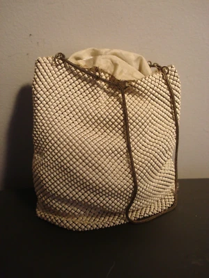 Bolsa satchel vintage branca de malha de metal com cordão - Imagem 1 de 4
