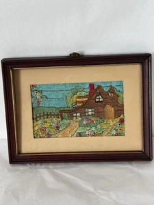 Vintage Crewel Stickerei Landhaus gerahmt 8x6" Miniatur Kunst Boho Bauernhaus - Bild 1 von 8