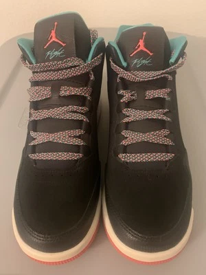 Jordan vuelos en talla 8Y.  Negro con un gran toque de color. Foto 1 de 4