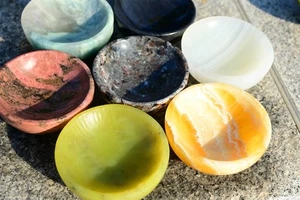 Cuenco tallado en cristal de cuarzo aleatorio de 2,6"" cristal de reiki natural decoración regalo de curación 1 pieza - Imagen 1 de 10