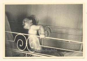 Funny Snapshot Of Wild Baby In Crib (Vintage Photo Germany ~1930s/1940s) - Imagen 1 de 1