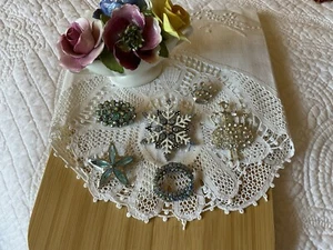 Vintage Konvolut silberfarbene winterfarbene Broschen Schneeflocke blau Strass Stern - Bild 1 von 20