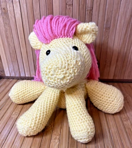 Handgefertigter Waffelmuster Strick Plüsch gelb und rosa Löwe/Pony/Pferd - Bild 1 von 10