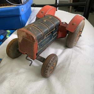 VINTAGE TINPLATE TRACTOR TIN TOY CLOCKWORK METTOY PLAYTHINGS TRACTOR - Picture 1 of 4