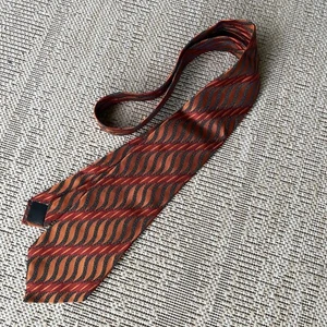 Jhane Barnes Tie 100% Silk Orange/Red/Black Wavy Geometric Pattern - Picture 1 of 4