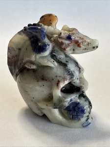 Statuina teschio cristallo drago intagliato geode pietra vena blu 1,8 pollici - Foto 1 di 10