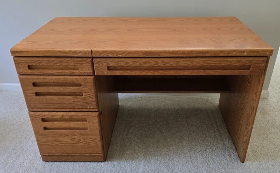 Escritorio de madera maciza, ligeramente usado, grano de madera, oficina en casa, escritorio de habitación infantil Foto 1 de 4