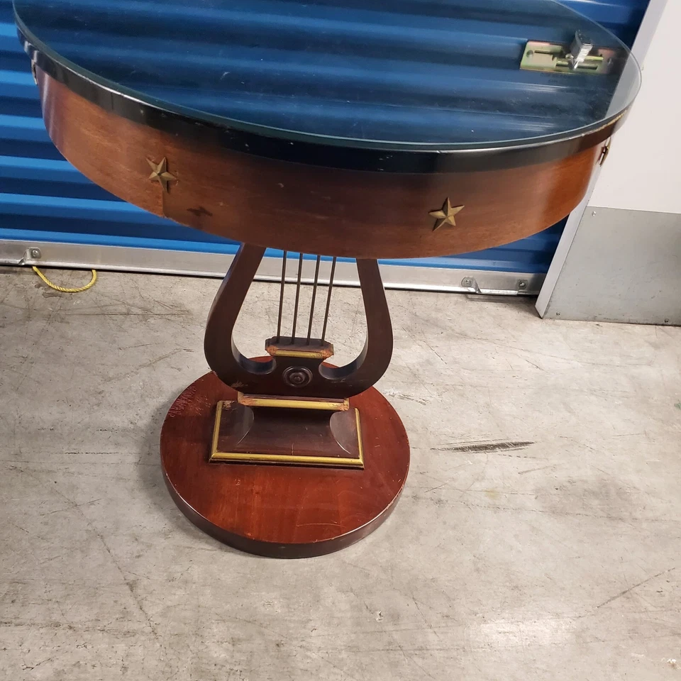 Mesa auxiliar redonda Kittinger lira vintage madera negra estilo colonial estrellas  Foto 1 de 4